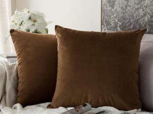 روکش دیزاین کوسن مخمل رنگ شکلاتی کد 223 مجموعه 1عددی